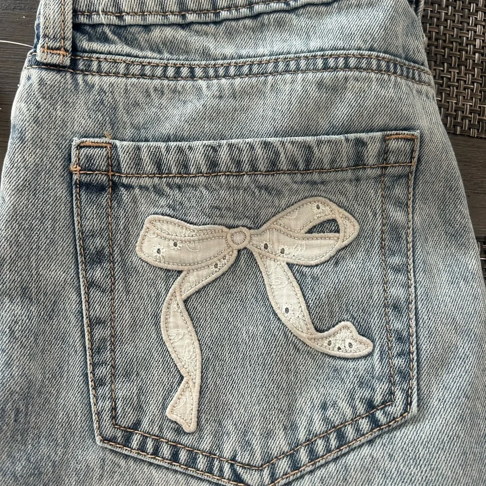 Hollister Low Rise Light Blue Jeans w/bows on pockets - Picture 8 of 11